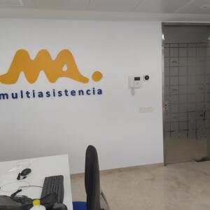 Rótulo interior de letras corpóreas y vinilo al ácido para puerta con diseño